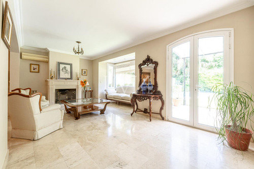 Venta Casa De 8 Ambientes Con Pileta , Jardín Y Parrilla - San Isidro