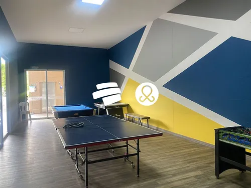 Apartamento Con Parqueadero Privado Y Cuarto Útil.