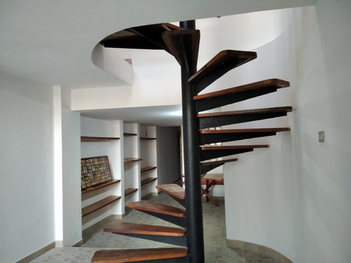 Mh Casa En Venta Ubicada Guaparo Piscina Calle Cerrada Con Vigilancia 670mts2