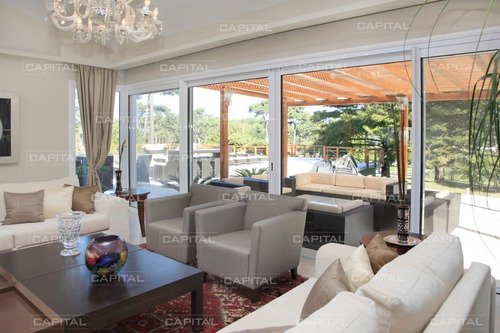 Excelente Casa De Ocho Dormitorios En Venta En El Golf- Ref: 30848