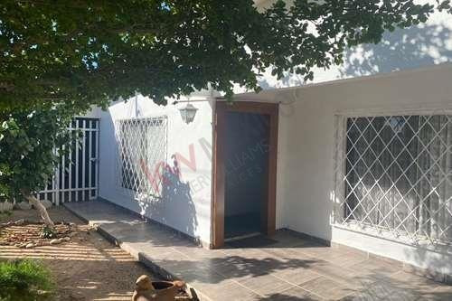 Imagen 2 de 25 de En Renta Acogedora Casa En Esquina Con Amplio Terreno En Col. Independencia