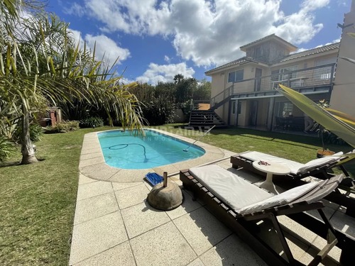Venta Y Alquiler Casa 4 Dormitorios Con Vista Al Mar En Altos De Punta Piedra