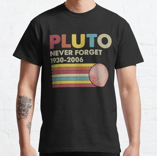 Remera Pluto Never Forget 1930-2006 Negra