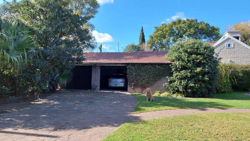 Venta- Casa Enorme Con Jardín Y Pileta, Hurlingham