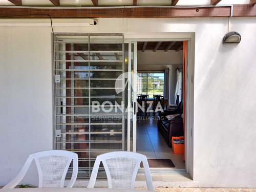 Casa En Punta Colorada - Piriápolis. 600 Metros De La Playa. 6 Personas, 3 Dormitorios, 2 Baños.