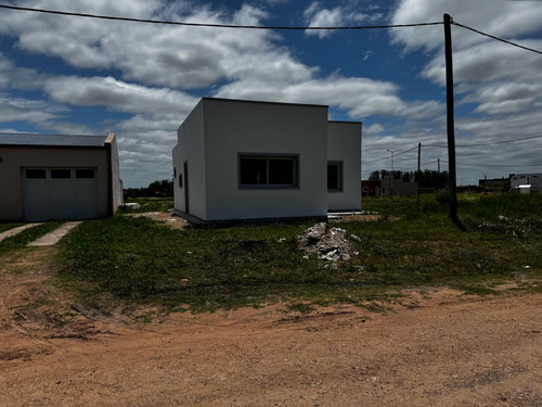 Vendo Casa Con Dos Dormitorios En Caseros, Entre Ríos.