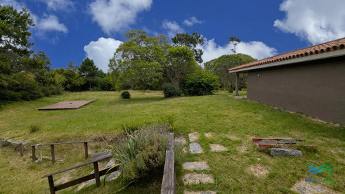 Venta De Casa 3 Dormitorios Y Servicio En El Golf Punta Del Este