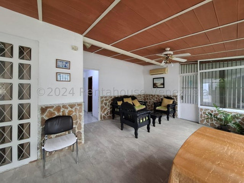 En Venta Amplia Y Hermosa Casa Con Apartamento En El Limon Db 25-4638