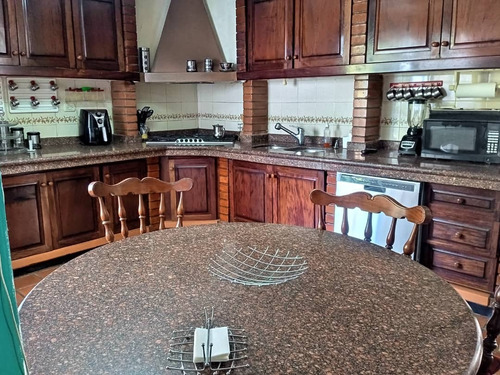 Casa Estilo Contemporáneo Ubicada En El Parral. L.m