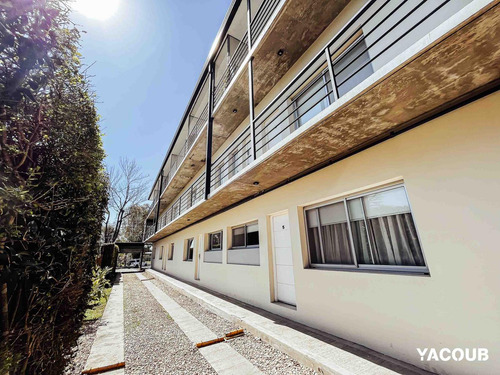 Casa En Venta - 2 Dormitorios 1 Baño - Cochera - 105mts2 - City Bell
