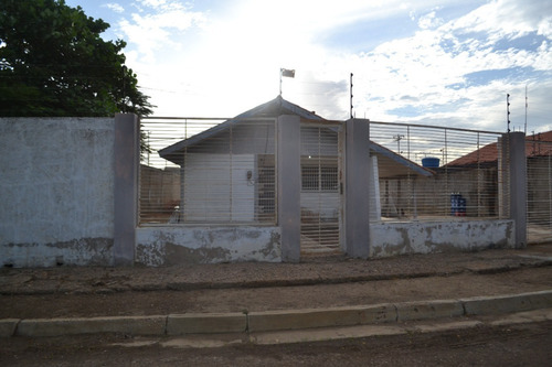 Imagen 2 de 10 de Casa En Urb. La Paz, Coro, Estado Falcón. #22-13644. 0412 1064720