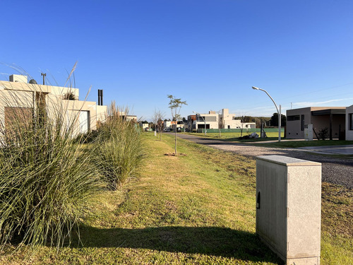 Terreno En Venta Pueblo Esther Barrio Cerrado Brisanova 300 M2 Lote 18 Gas Natural Habilitado