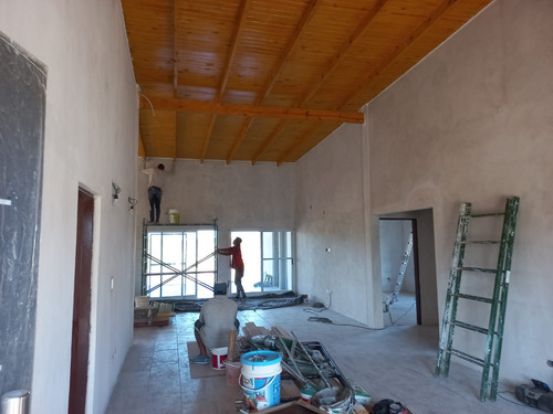 Cómoda Casa Estilo Campo, De Tres Dormitorios Y Dos Baños (modelo Yalu) - A Construir En Ladrillos Y Hormigón - No Son Prefabricadas