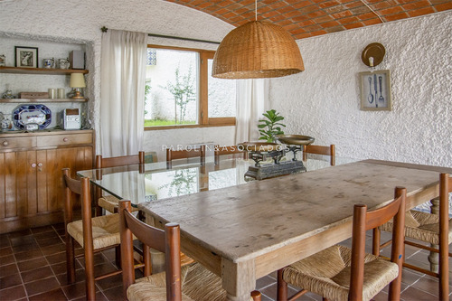 Hermosa Casa En Venta, Zona Península-punta Del Este