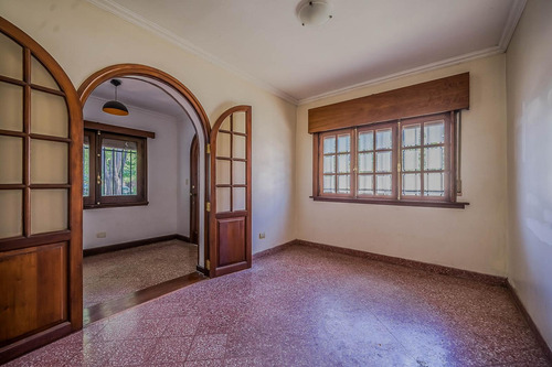 Venta Casa Olivos Vicente Lopez 4 Ambientes Con Dependencia Garage Patio Jardin Parrilla