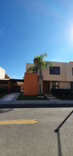 Casa En Venta En Puerta Real, Ubicadísima, Jardín, 3 Recamar