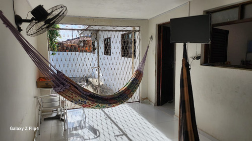 Casa Gradeada Com 5 Quartos (1 Suíte), Bem Localizada E Bem Ventilada. Reformada.