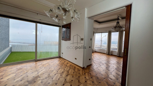 Encantadora Casa Con Diseño Clásico Y Vista Al Mar En Viña