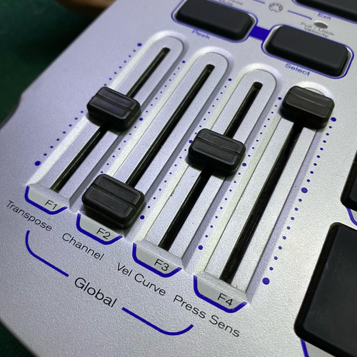 Controladora M Audio Trigger Finger Sampler Cinza