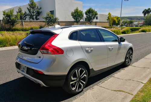 Imagen 2 de 14 de Volvo V40 2017 2.0 Inspirion Awd T5 Cross Country At