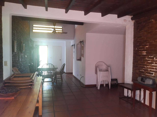 Imagen 12 de 14 de Venta De Chalet Sobre Amplio Lote En Adrogué. Nuevas Condici