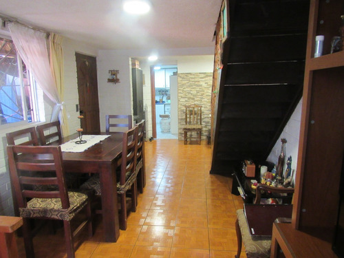 Cómoda Casa 3d Y 1b, Calle Socoroma, Metro Hospital El Pino.