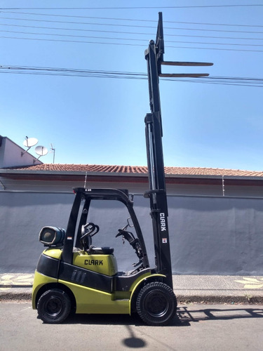 Empilhadeira Clark 2,5t * Torre Triplex * 2010