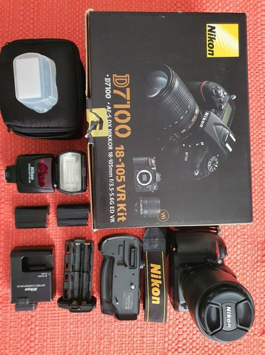 Nikon D7100 + Grip + Flash + Accesorios