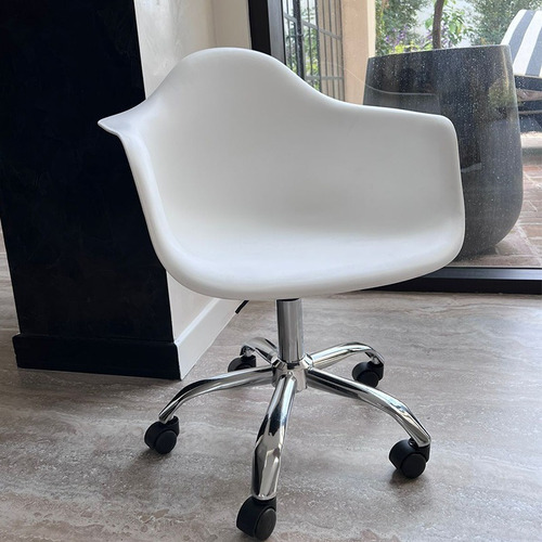 Imagen 2 de 3 de Sillon Silla Oficina Garden Life Eames Giratorio Con Ruedas