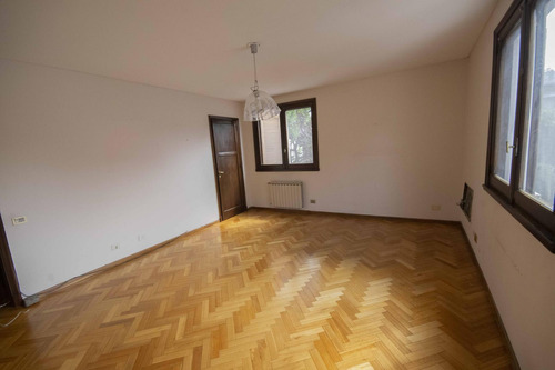 Casa De 5 Ambientes Escritorio, Playroom Y Dependencia De Servicio En Venta, En La Lucila.