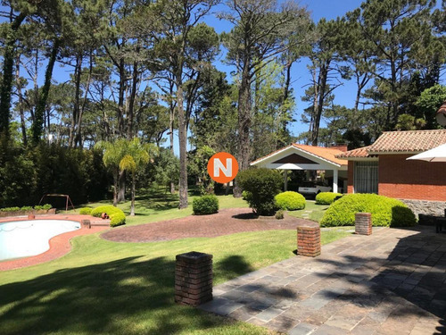 Oportunidad, Casa En Venta, Golf, Punta Del Este, 6 Dormitorios.- Ref: 206771