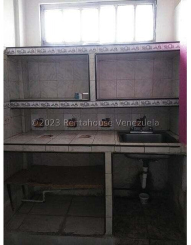 Milangie Cartaya De Renta House Te Presenta Un Cómodo Anexo Ubicado En El Este De Barquisimeto, Cuenta Con Estacionamiento Adicional Diagonal A La Residencia, Acceso Muy Fácil Y Opciones De Transporte