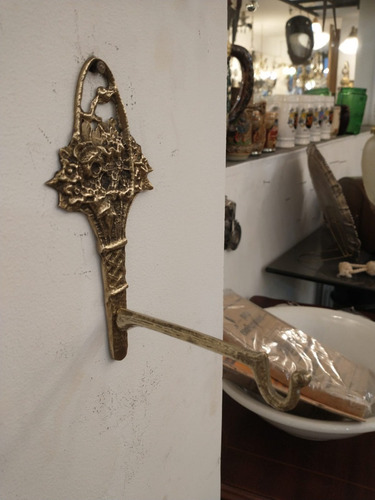 Imagen 2 de 5 de Antiguo Gancho Perchero Con Forma De Maceta