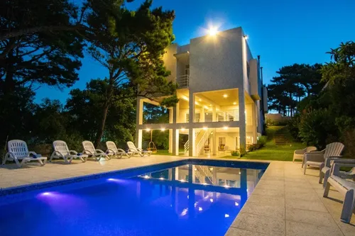 Casa En Alquiler En Pinamar. Para 16 Personas A 300 Metros Del Mar