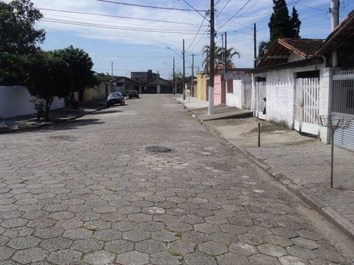 Imagem 1 de 30 de Bem Perto Da Praia Num Terreno De 5 X 25 Com Duas Vagas De Garagem - Hm663
