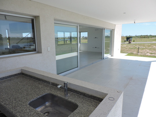 Casa A Estrenar En El Naudir Lote, A La Laguna.