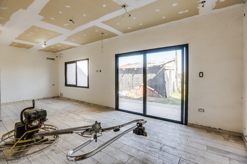 Vivienda De 2 Dormitorios Con Cochera Doble Y Jardin