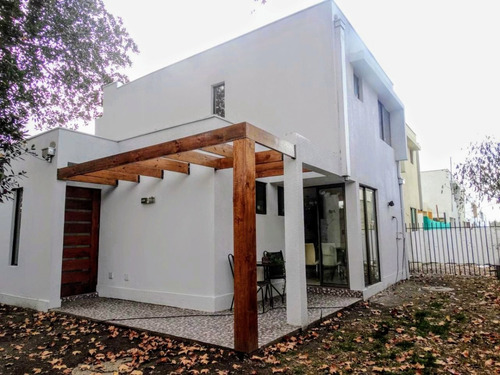 Hermosa Casa, Ubicada En  Salvador Silva, Peñaflor