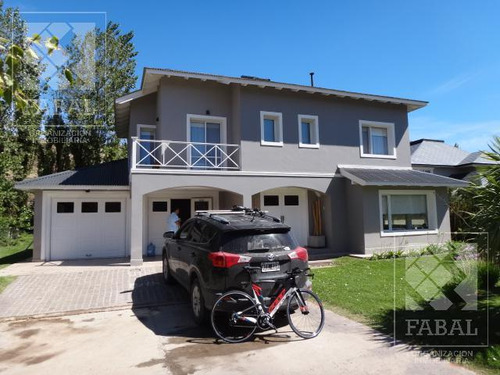 Casa Venta La Comarca, Centenario, 4 Dormitorios, 3 Baños, Cochera Y Jardín