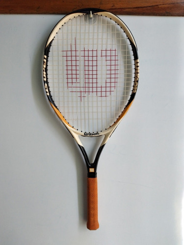 Raqueta De Tenis Wilson. Tiene Detalles En Dos Cuerdas.