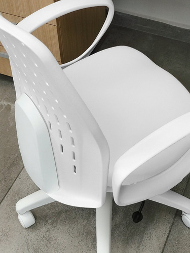 Silla de escritorio de Outlet Planaria ergonómica blanca con tapizado de cuero sintético