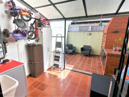Triplex 108m2 Living, Comedor, Toilette, Cocina, Quincho (c/lav), Patio(c/parr), 3 Dor Y Baño. Video