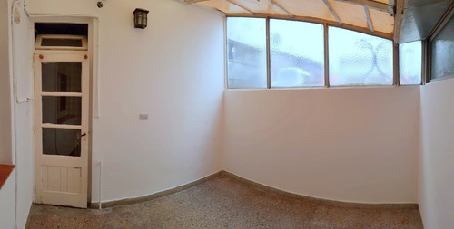 Imagen 6 de 14 de Crovara Al 300. Piso 1 Por Escalera. Sup: 51 M2. Dos Ambientes Y Medio. 2 Patios, Uno Grande Cubierto O Segundo Dormitorio, Otro Chico Descubierto. Muy Luminoso. Apto Profesional. Muy Bajas Expensas