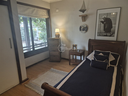 Casa En Venta De 6 Dorm.en Lo Barnechea.calle Cerrada.