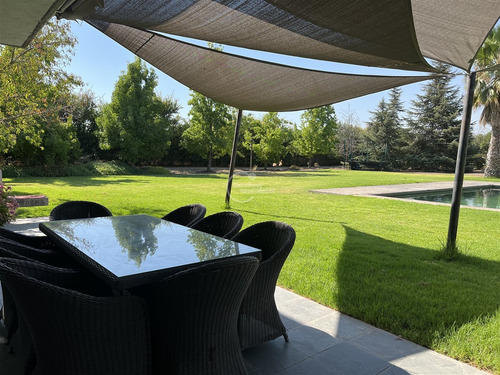 Casa En Venta De 6 Dorm. En Colina