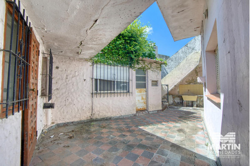 Casa 3 Ambientes Con Cochera Para Mejorar. Zona Comercial.
