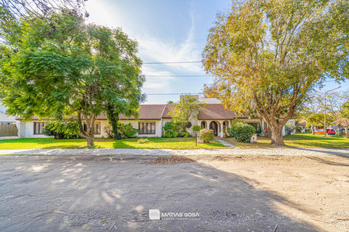 Venta - Casa 4 Ambientes - Quincho - Parque - Piscina - Zona Constitución