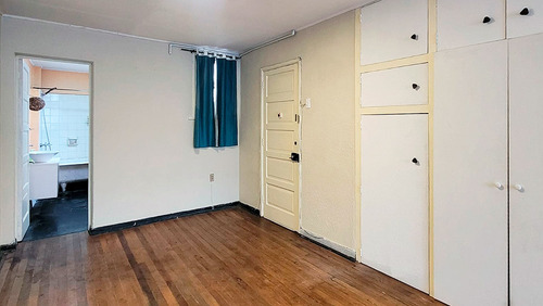 Estudio (antiguo) Piso 2. A Pasos Metro Irarrázaval. Sin Est