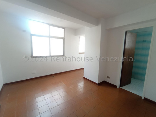 Apartamento En Venta Economico Grande Cómodo Cn 125 Metros 4 Habitaciones 2 Baños Zona Centro Maracay Agua Constante Seguridad Nela 2425950