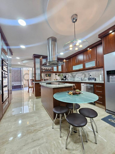Casa En Venta Los Castores Totalmente Remodelada, Amoblada Acabados De Lujo.